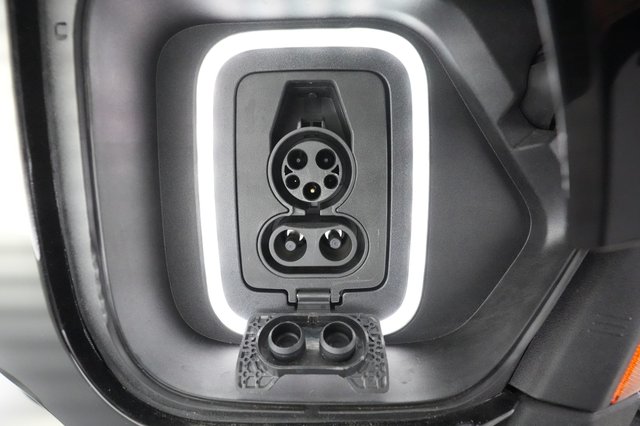 2023 Rivian R1S — photo 19 of 32