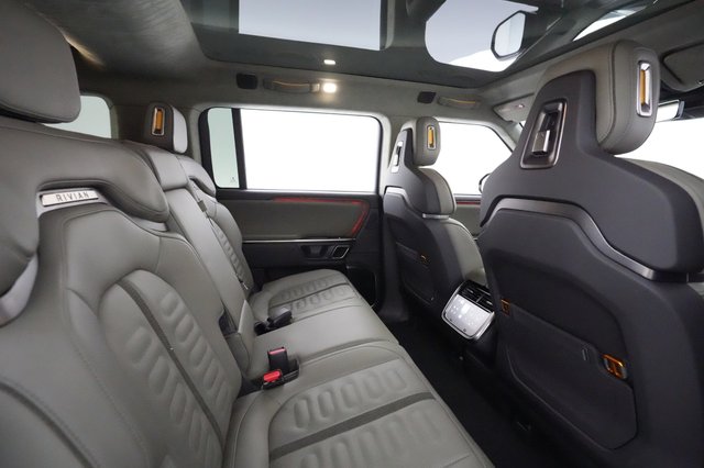 2023 Rivian R1S — photo 3 of 32