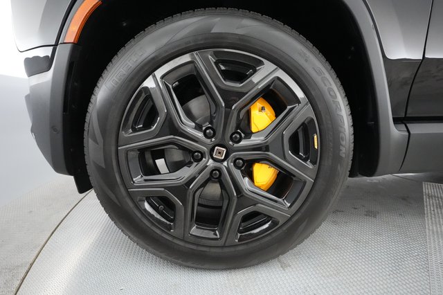 2023 Rivian R1S — photo 11 of 32