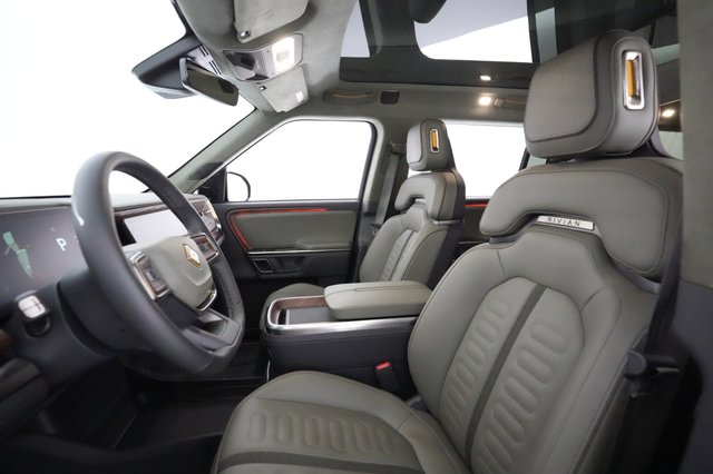 2023 Rivian R1S — photo 15 of 32