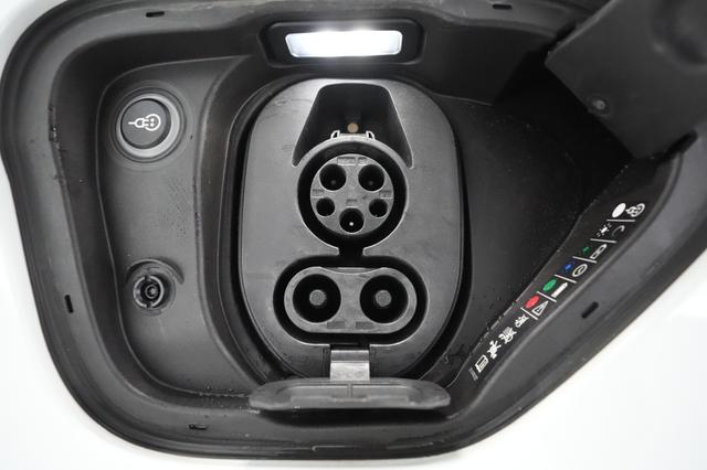 2020 Porsche Taycan — photo 8 of 31