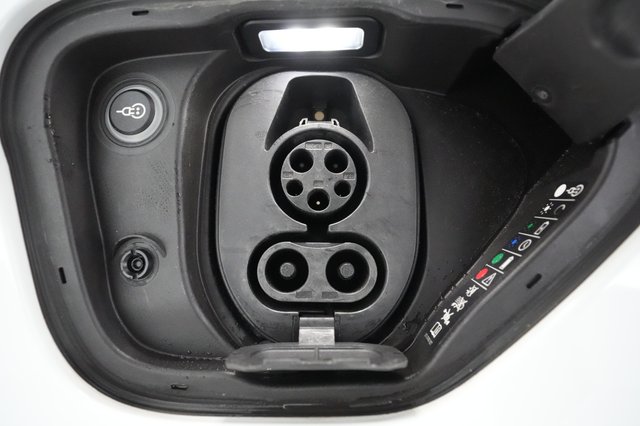 2020 Porsche Taycan — photo 8 of 31