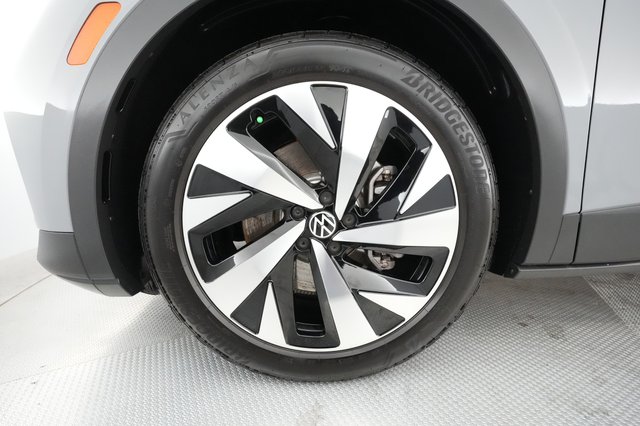 2022 Volkswagen ID.4 — photo 11 of 22