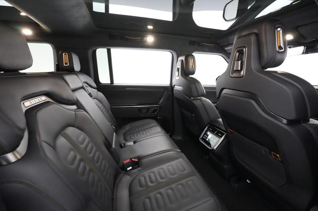 2023 Rivian R1S — photo 3 of 32
