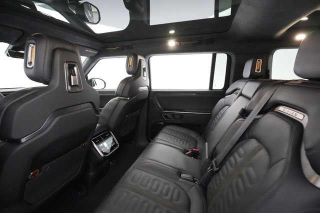 2023 Rivian R1S — photo 16 of 32