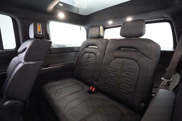 2023 Rivian R1S — photo 18 of 32