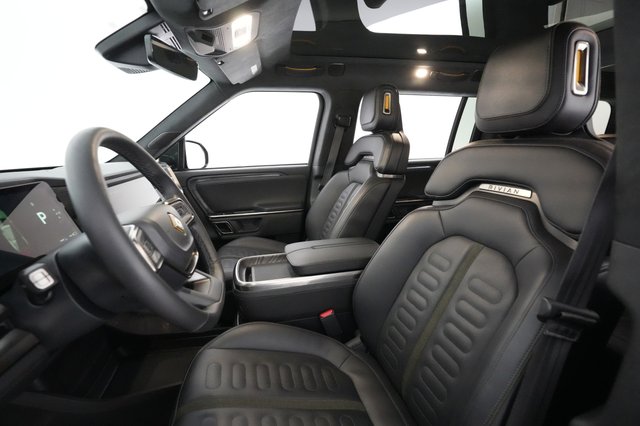 2023 Rivian R1S — photo 15 of 32