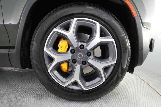2023 Rivian R1S — photo 13 of 32
