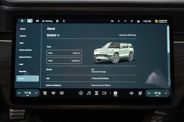 2023 Rivian R1S — photo 4 of 32