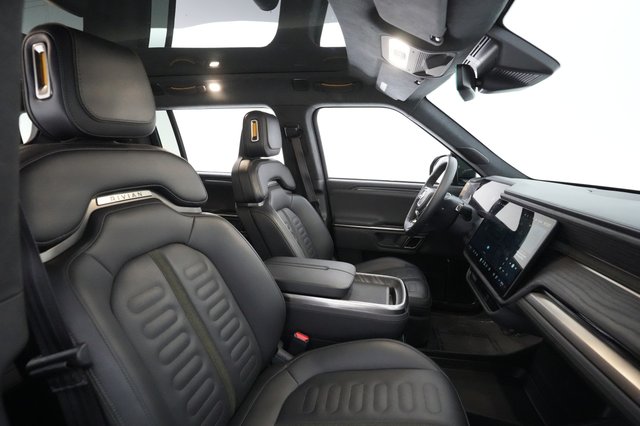 2023 Rivian R1S — photo 17 of 32
