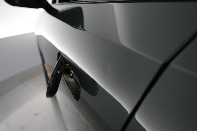 2023 Rivian R1S — photo 22 of 32