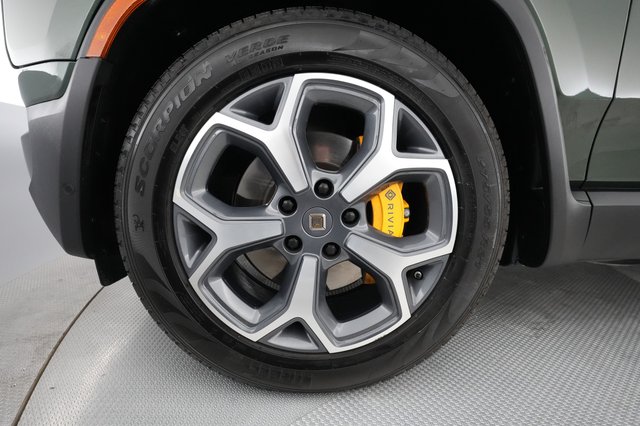 2023 Rivian R1S — photo 11 of 32