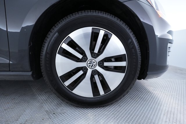 2019 Volkswagen e-Golf — photo 16 of 23