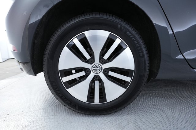 2019 Volkswagen e-Golf — photo 17 of 23