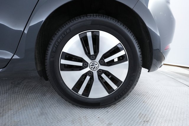 2019 Volkswagen e-Golf — photo 15 of 23