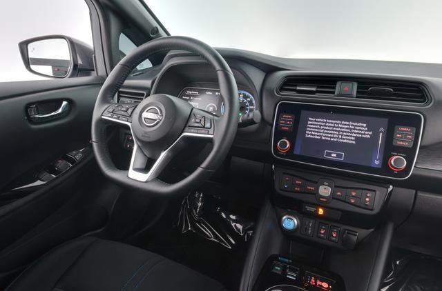 2023 Nissan LEAF — photo 3 of 29