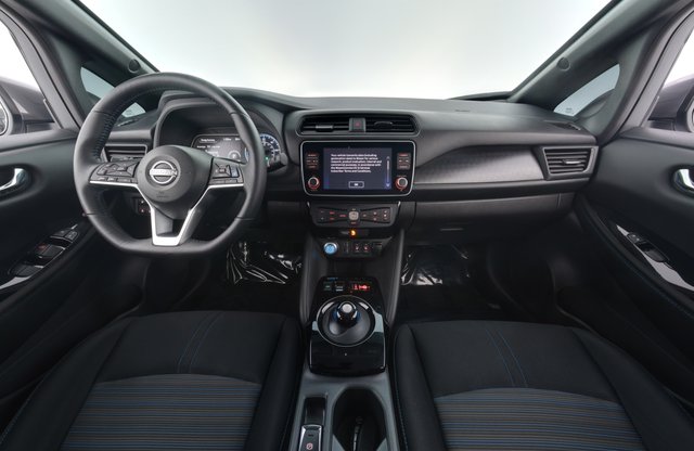 2023 Nissan LEAF — photo 19 of 29