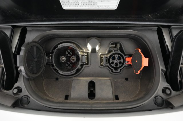 2023 Nissan LEAF — photo 18 of 56