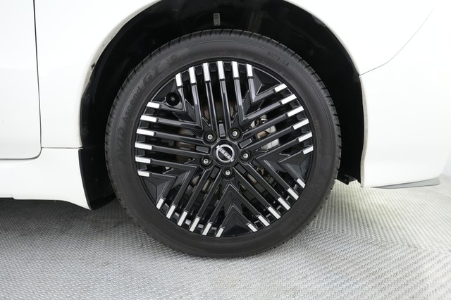 2023 Nissan LEAF — photo 13 of 56