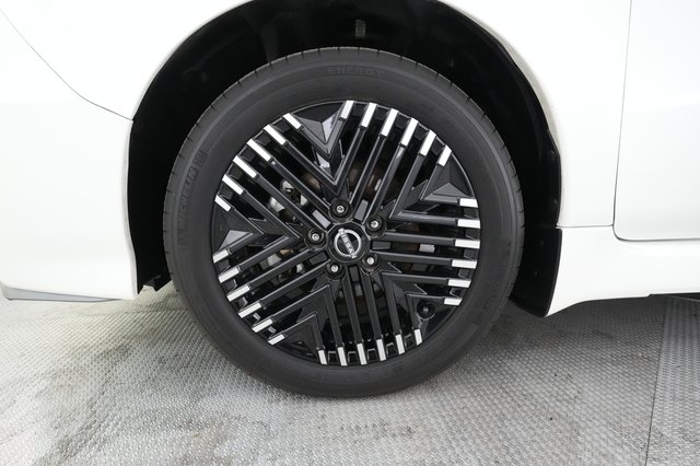 2023 Nissan LEAF — photo 11 of 56