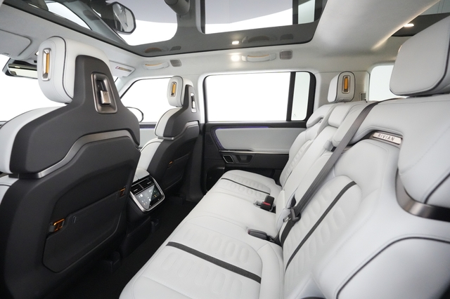 2023 Rivian R1S