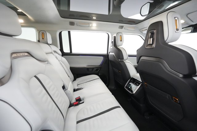 2023 Rivian R1S — photo 3 of 25