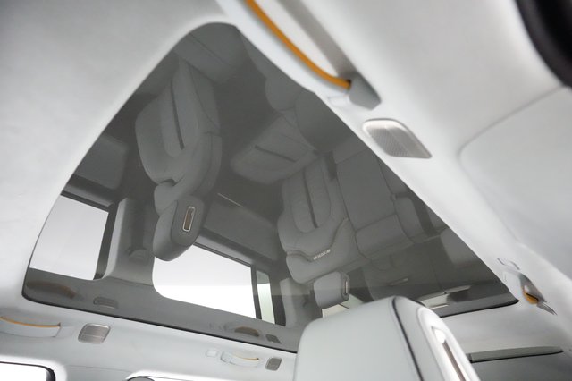 2023 Rivian R1S — photo 19 of 25
