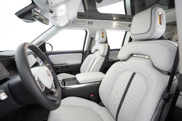2023 Rivian R1S — photo 15 of 25