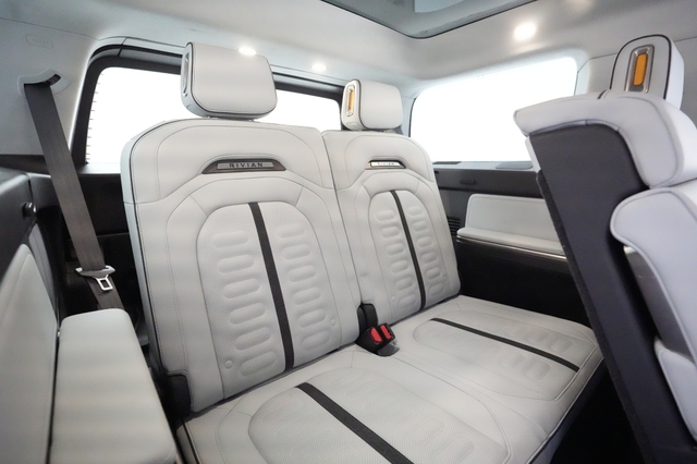 2023 Rivian R1S