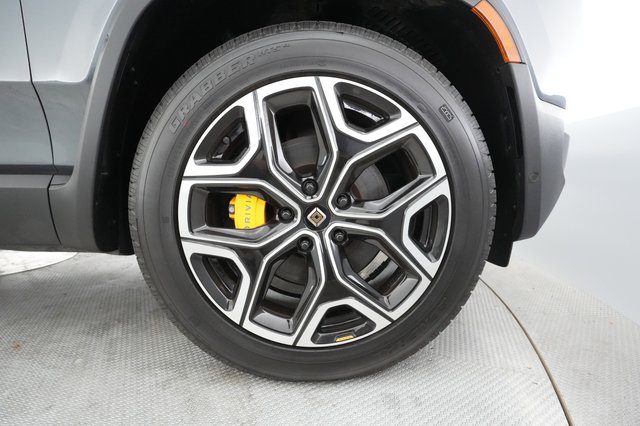 2023 Rivian R1S — photo 13 of 25