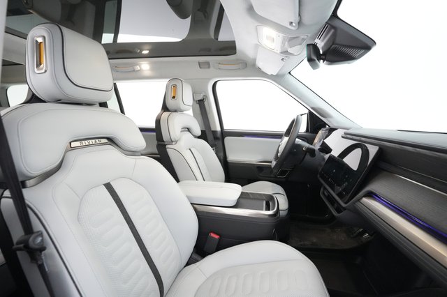 2023 Rivian R1S — photo 17 of 25