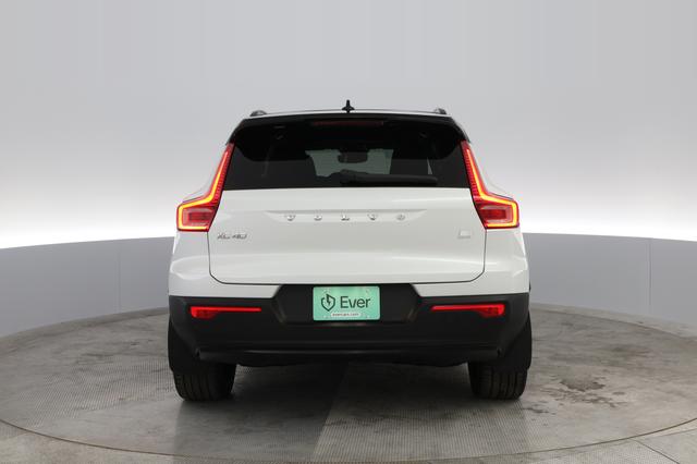 2021 Volvo XC40 Recharge — photo 9 of 48
