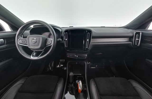 2021 Volvo XC40 Recharge — photo 19 of 48