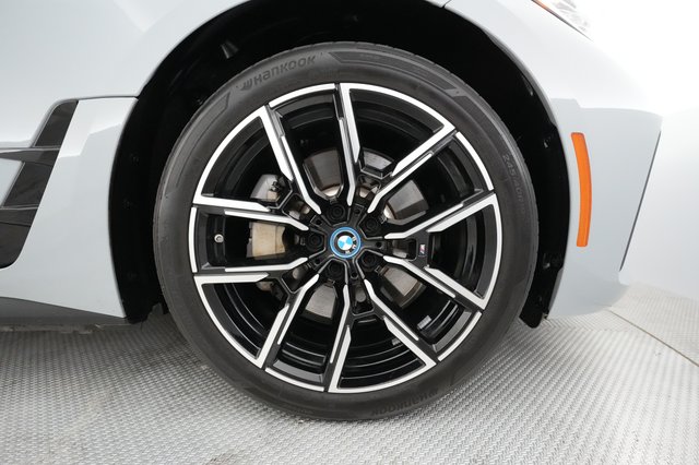 2024 BMW i4 — photo 13 of 28