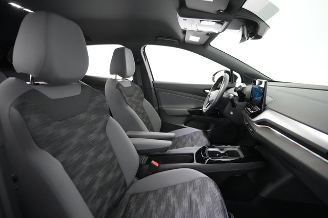 2022 Volkswagen ID.4 — photo 17 of 26