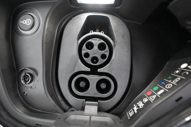 2021 Porsche Taycan — photo 8 of 31