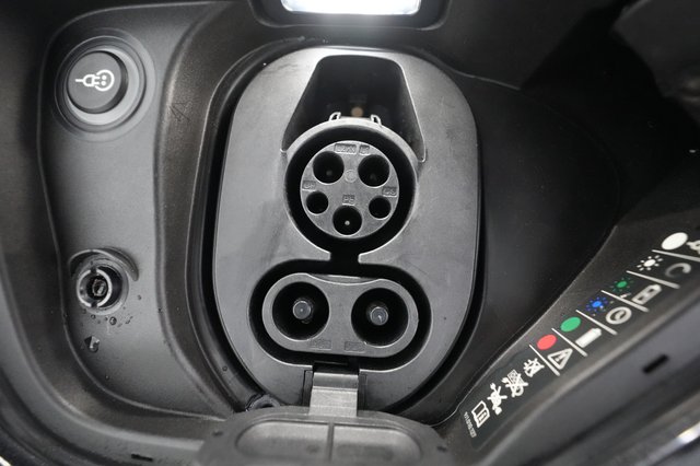 2021 Porsche Taycan — photo 8 of 31