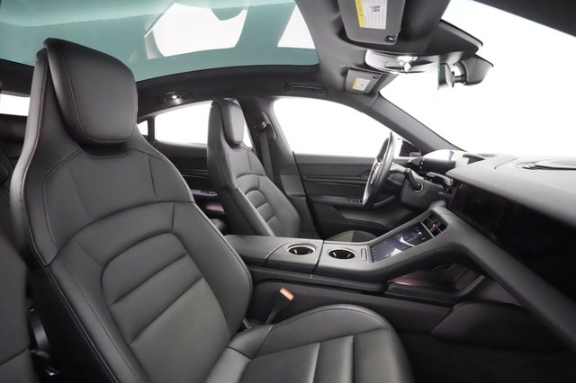 2021 Porsche Taycan — photo 18 of 35