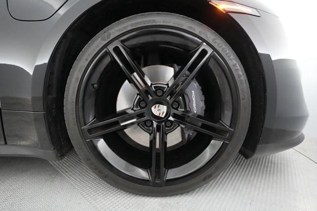 2021 Porsche Taycan — photo 14 of 35
