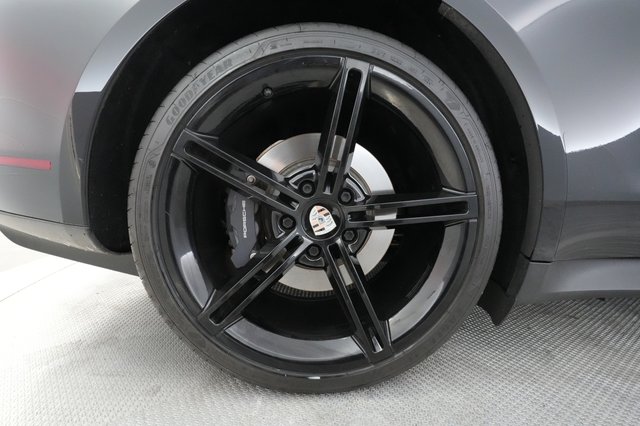 2021 Porsche Taycan — photo 15 of 35