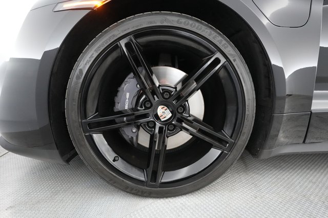 2021 Porsche Taycan — photo 12 of 35