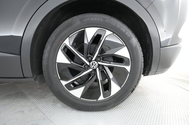 2022 Volkswagen ID.4 — photo 13 of 29