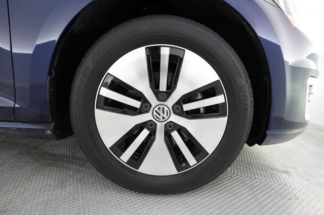 2019 Volkswagen e-Golf — photo 13 of 40