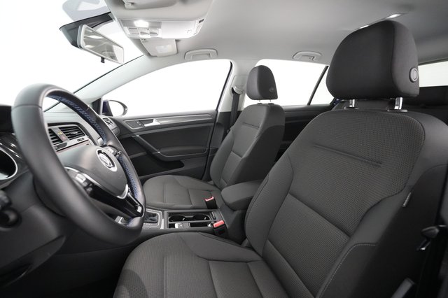 2019 Volkswagen e-Golf — photo 15 of 40