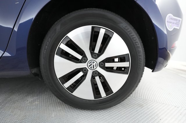 2019 Volkswagen e-Golf — photo 12 of 40