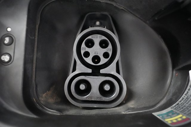 2019 Volkswagen e-Golf — photo 18 of 40