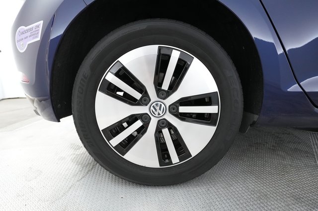 2019 Volkswagen e-Golf — photo 14 of 40
