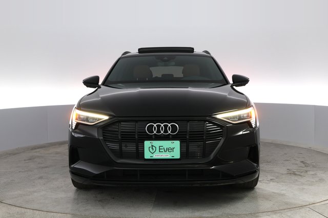 2022 Audi e-tron — photo 12 of 25