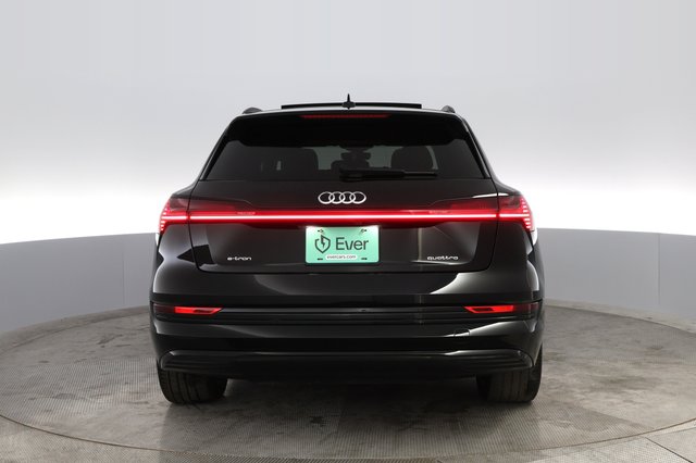 2022 Audi e-tron — photo 13 of 25