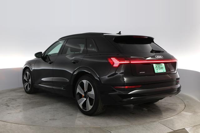 2022 Audi e-tron — photo 9 of 25